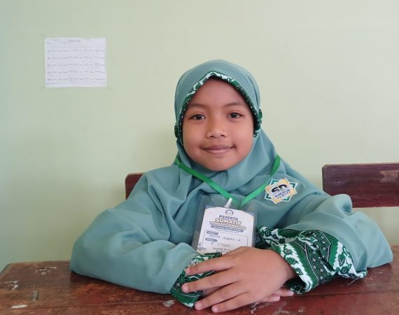 Alesha sukses tuntaskan 90 hadis berpredikat mumtaz saat setoran tahfiz hadis bersama Ustadzah Bayu Nurjanah di SDAI eLKISI