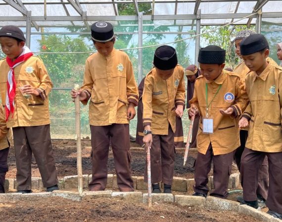 Siswa kelas 4 dan 5 SDAI eLKISI praktik menanam kacang hijau di Edupark eLKISI Mojokerto