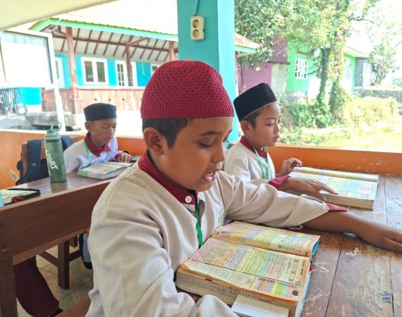 Siswa SDAI Internasional eLKISI khusyuk murojaah Al-Quran dalam suasana alam terbuka