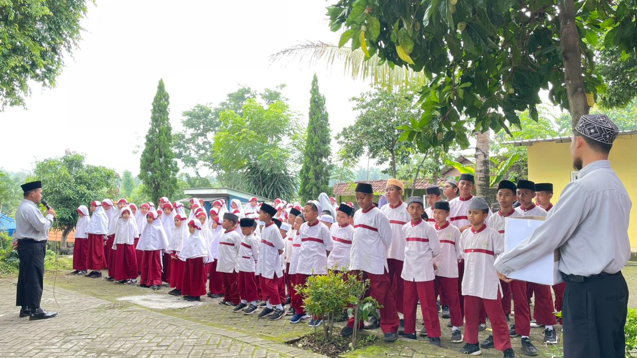 aksi-peduli-santri-sd-alam-islami-elkisi