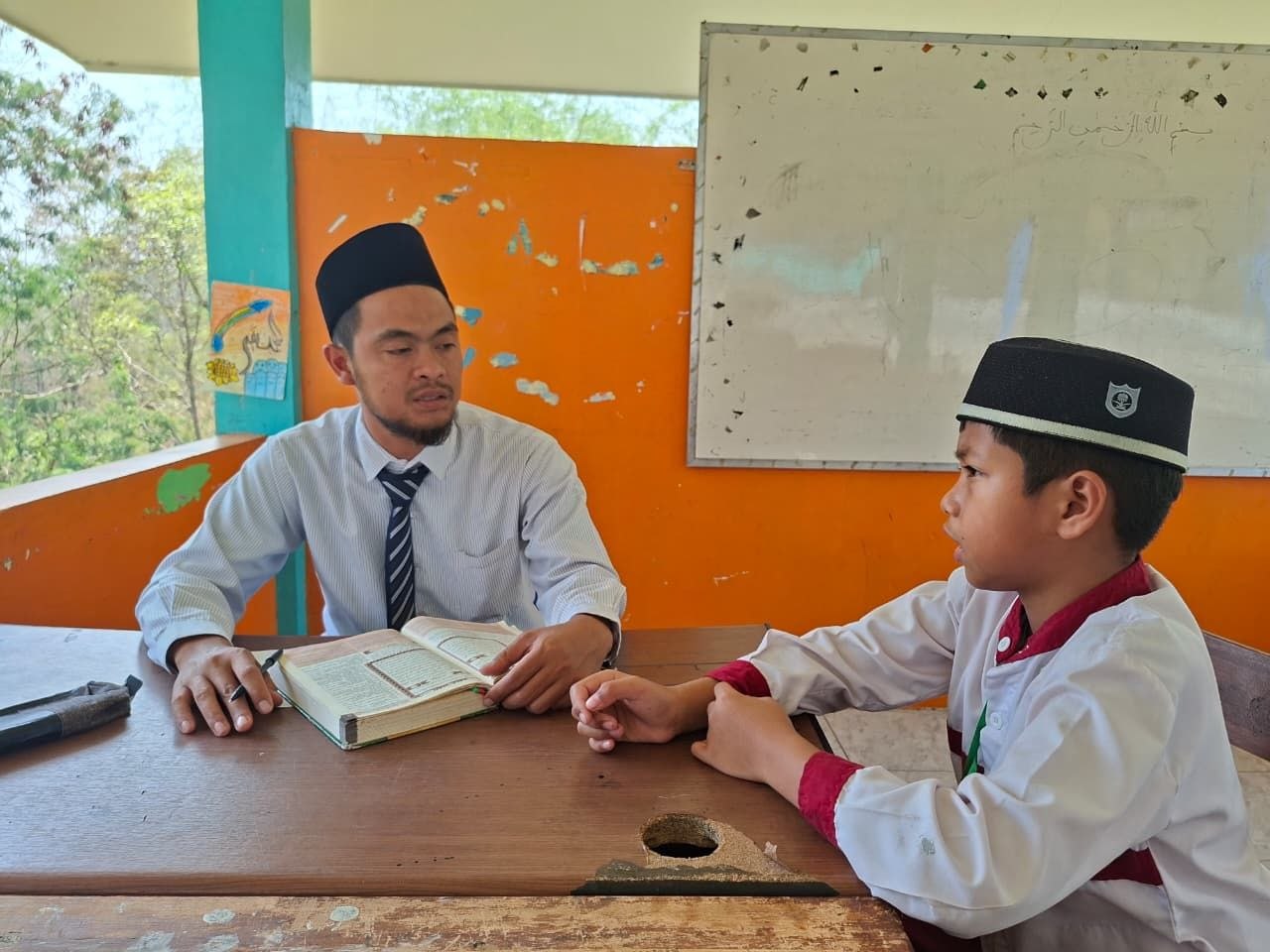 Bimbingan talaqqi dan tasmi Al-Quran bersama guru di SDAI eLKISI