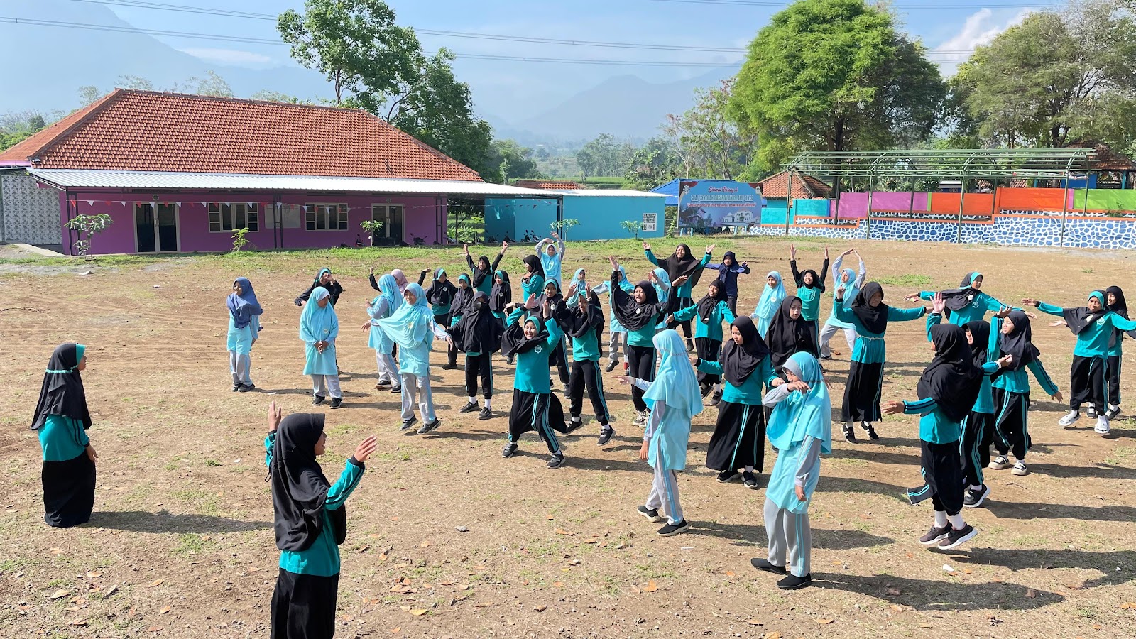 gerak-lokomotor-santri-putri-kelas-4-6-l