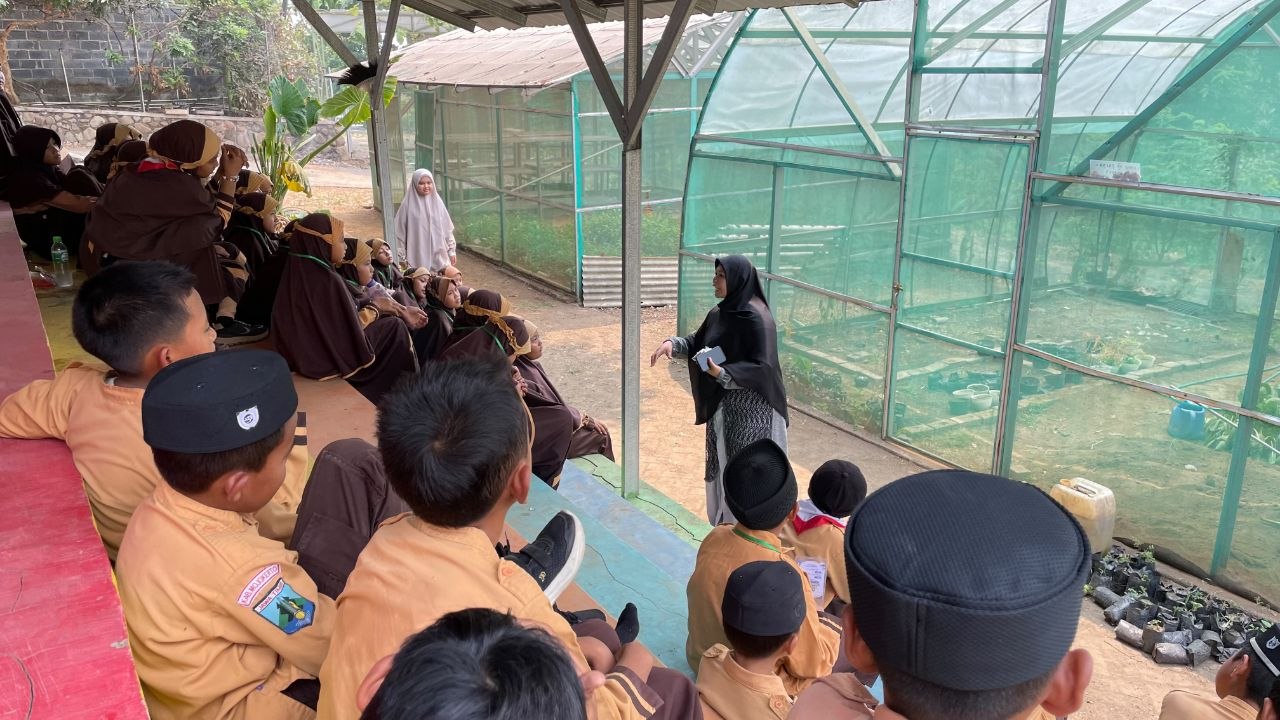 Pengarahan Ustadzah Agustin Dwi Ayuningsih sebelum praktik menanam kacang hijau di Edupark eLKISI
