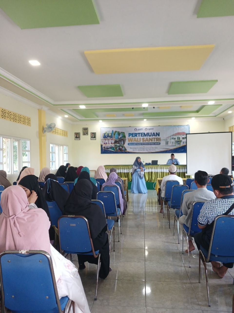 Pertemuan Wali Santri SDAI eLKISI di Auditorium Edupark eLKISI menghadirkan Dr. Rohmatin, M.Pd.