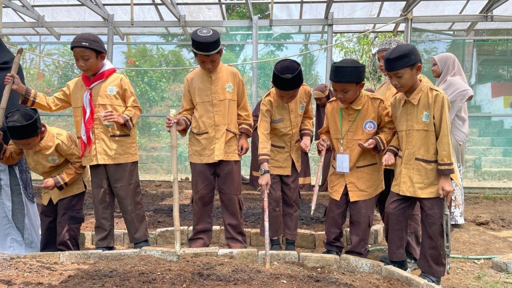 Siswa kelas 4 dan 5 SDAI eLKISI praktik menanam kacang hijau di Edupark eLKISI Mojokerto