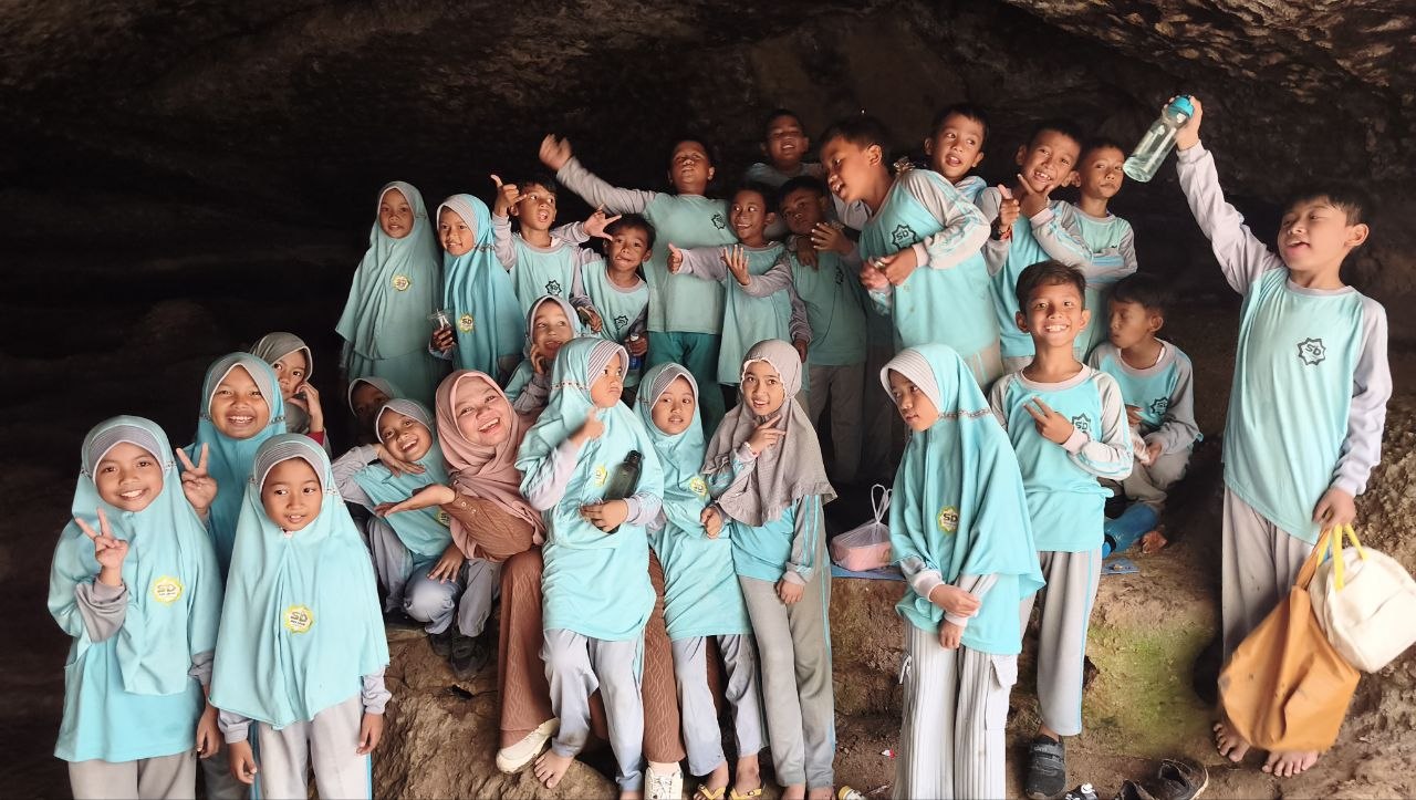 Siswa-siswi SDAI eLKISI bersama ustadzah di dalam Goa Lowo