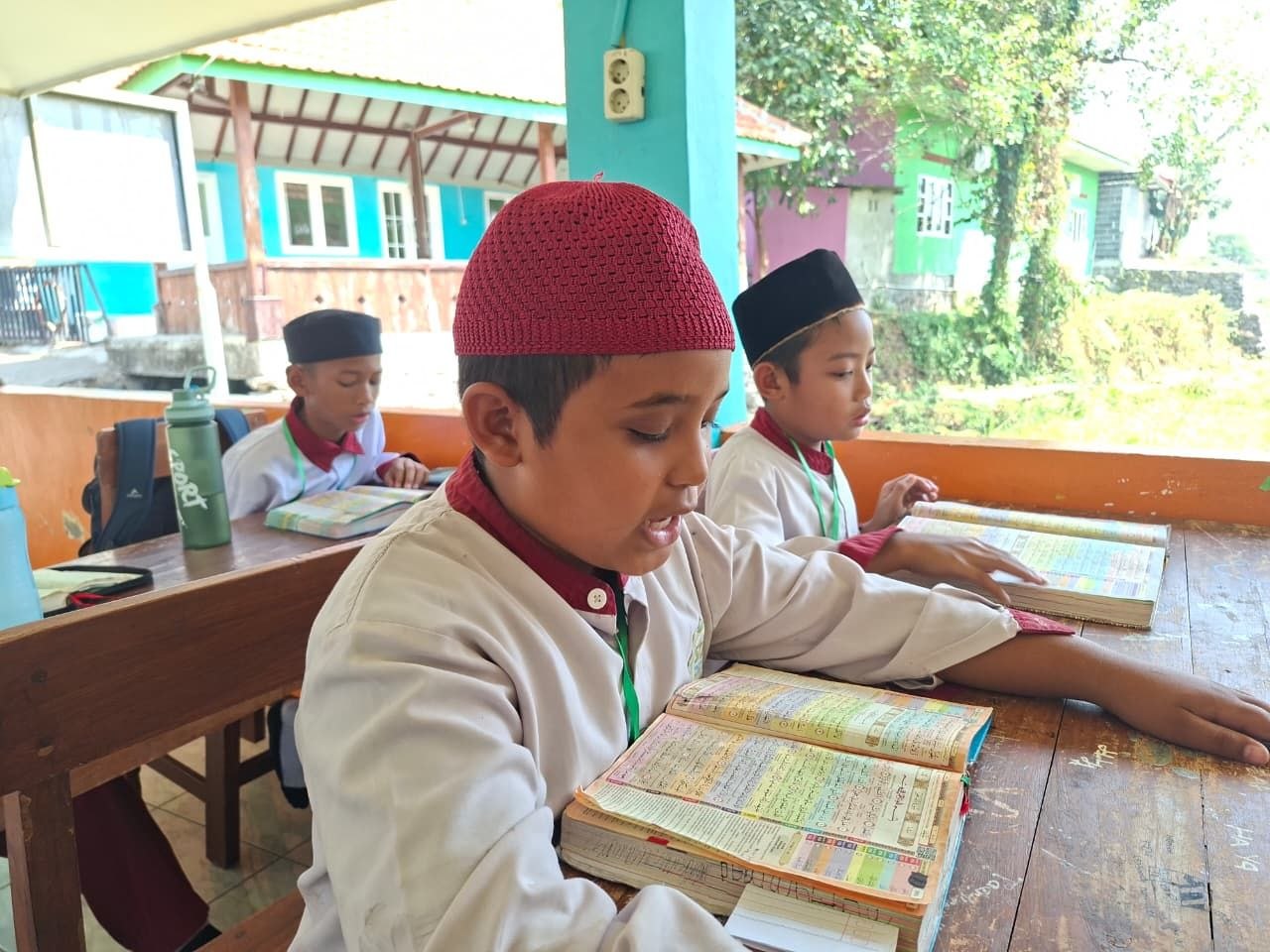 Siswa SDAI Internasional eLKISI khusyuk murojaah Al-Quran dalam suasana alam terbuka