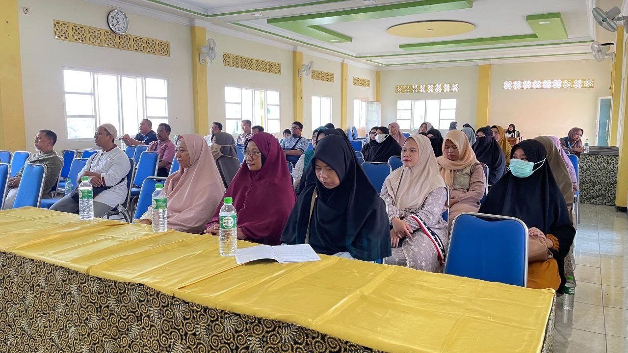Para wali santri SDAI eLKISI antusias dan khidmat menyimak materi parenting dalam Pertemuan Wali Santri
